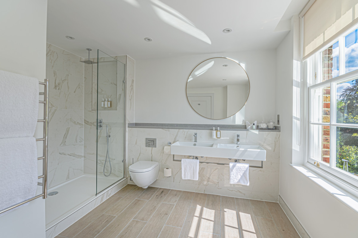 1324 PHOTO INT 002 Bathroom