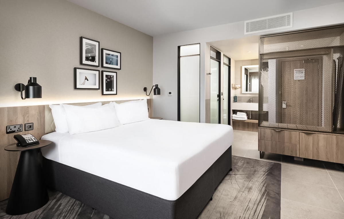 Silverstone Hilton Garden Inn 1312 INT 004 Bedroom